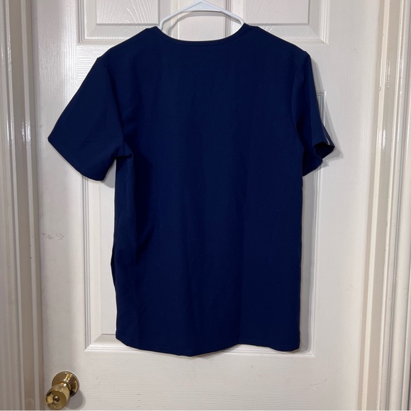 NEW Figs Chisec Three-Pocket Scrub Top Navy XS - Picture 2 of 5